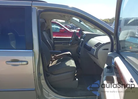 2010 Chrysler Town & Country Touring из США, поврежденный, VIN 2A4RR5D10AR271784